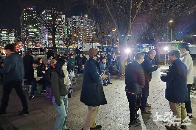 기도회 참석자들이 성찬례를 진행하고 있다.