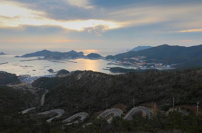 아침에 상라산 봉수대에서 바라본 예리항과 열두 굽잇길 [사진/진성철 기자]