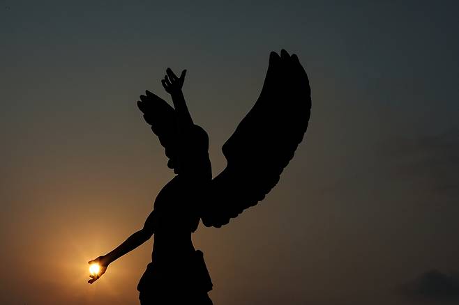 흑산도 일주도로 준공을 기념해 세운 천사 동상 [사진/진성철 기자]