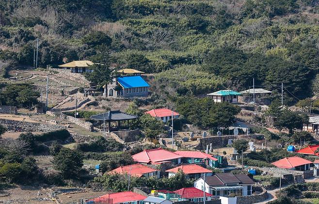 사리마을 유배공원. 돌담길을 따라 사촌서당(맨 위 초가집), 천주교 공소(파란 지붕), 기념비 등이 있다. [사진/진성철 기자]