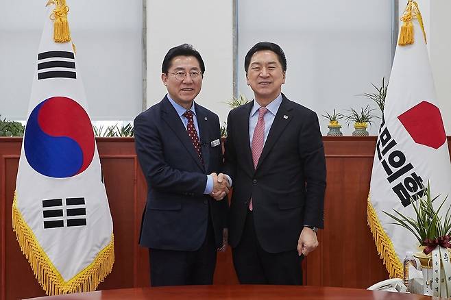 악수하는 김기현 대표(오른쪽)와 박경귀 시장 [아산시 제공. 재판매 및 DB 금지]