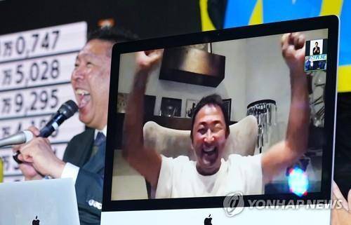 지난해 7월 당선된 '가시' 의원(오른쪽) [교도 연합뉴스 자료사진. 재판매 및 DB 금지]