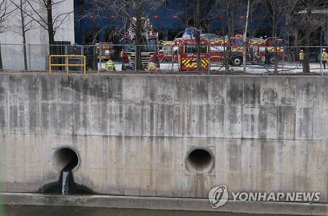 하천 끼고 있는 한국타이어 대전공장 (대전=연합뉴스) 강수환 기자 = 한국타이어 대전공장 화재 발생 사흘째인 14일 오후 잔불 정리 작업이 한창인 공장에서 연기가 새어 나오고 있다. 2023.3.14 swan@yna.co.kr