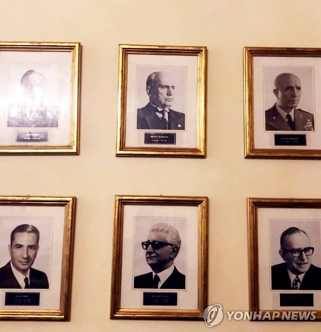 이탈리아 독재자 무솔리니 이탈리아 산업부 청사에 걸려 있다 작년 10월 18일 철거된 이탈리아 독재자 베니토 무솔리니의 사진(위쪽 중앙)