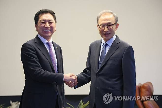 김기현 대표, 이명박 전 대통령 예방 (서울=연합뉴스) 국민의힘 김기현 대표가 15일 오후 서울 강남구 이명박 전 대통령의 사저를 방문, 이 전 대통령과 악수하고 있다. 2023.3.15 [국민의힘 제공. 재판매 및 DB 금지] photo@yna.co.kr