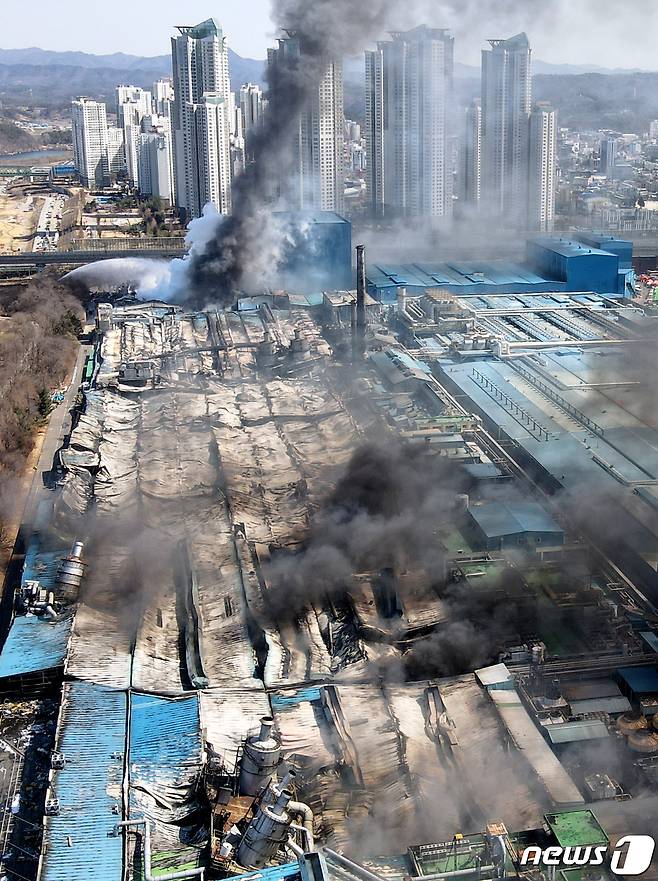 지난 12일 발생한 화재로 불에 탄 한국타이어 대전공장 모습. ⓒ News1 김기태 기자