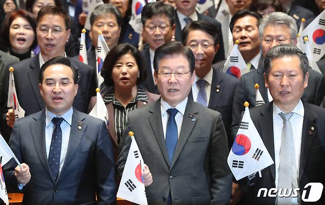 이재명 더불어민주당 대표와 의원들이 16일 서울 여의도 국회에서 열린 의원총회에서 윤석열 대통령의 對일본 굴욕외교 중단을 촉구하며 태극기를 흔들고 있다. 2023.3.16/뉴스1 ⓒ News1 허경 기자