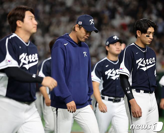 10일 오후 일본 도쿄돔에서 열린 2023 월드베이스볼클래식(WBC) B조 1라운드 대한민국과 일본의 경기, 4대13 대패를 당한 대표팀 김광현을 비롯한 선수들이 관중석에 인사 후 그라운드를 빠져나가고 있다. 2023.3.10/뉴스1 ⓒ News1 김진환 기자