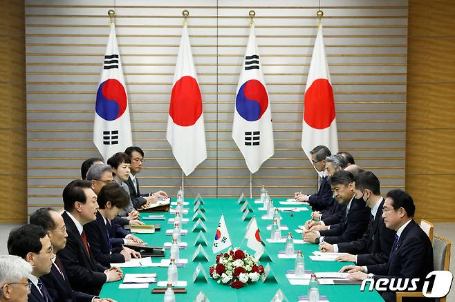 16일(현지시간) 윤석열 대통령과 기시다 후미오 일본 총리가 일본 도쿄 총리 관저에서 열린 한일 정상회담을 가지고 있다. ⓒ 로이터=뉴스1 ⓒ News1 정윤영 기자