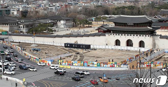 16일 서울 광화문 월대와 주변부 발굴 조사 현장에서 발견된 일제강점기 시절 만들어진 전차 철로를 시민들에게 공개하고 있다. 2023.3.16/뉴스1 ⓒ News1 박지혜 기자