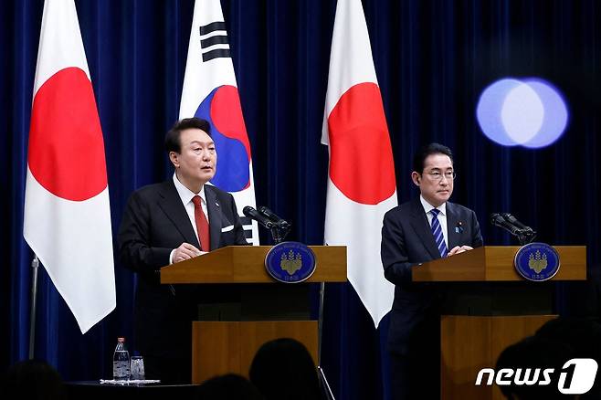 윤석열 대통령(왼쪽)과 기시다 후미오 일본 총리. 2023.3.16 ⓒ AFP=뉴스1 ⓒ News1 송원영 기자