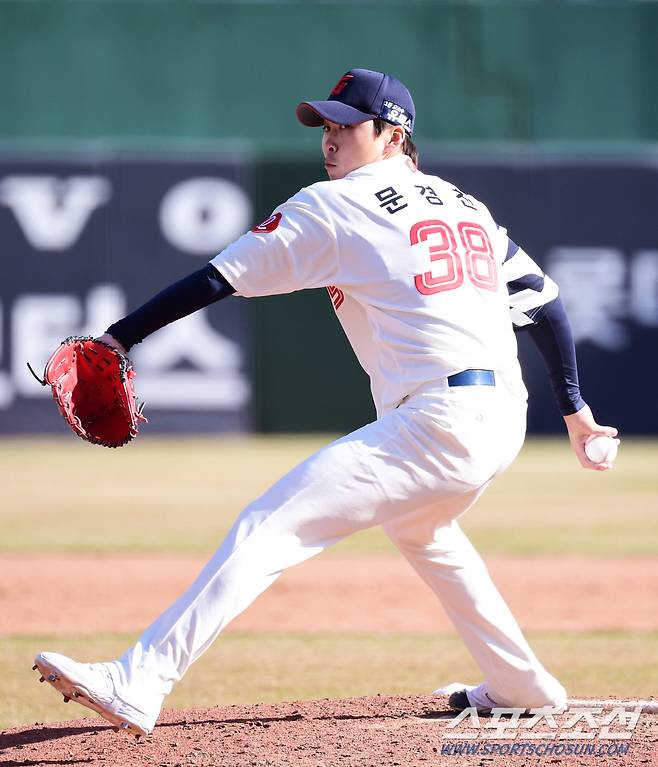 13일 부산 사직야구장에서 KBO리그 시범경기 롯데 자이언츠와 두산 베어스의 경기가 열렸다. 투구하고 있는 롯데 문경찬. 부산=송정헌 기자songs@sportschosun.com/2023.03.13/