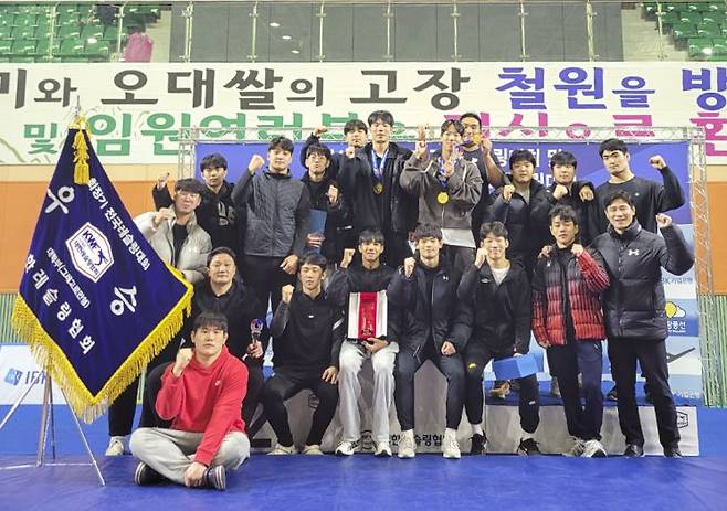 경남대학교 레슬링부가 ‘제41회 회장기 전국레슬링대회’에서 단체전 우승을 했다.