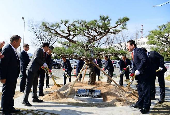 경상남도의회 개원 기념식수 행사 사진.