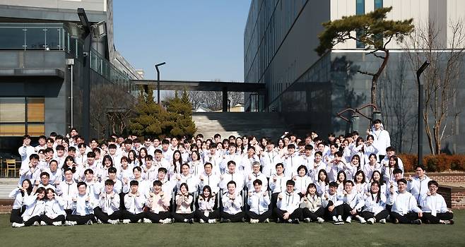 지난달 27일 신입직원과 팀워크 연수 전 기념사진 촬영을 하는 이복현 금감원장(두번째 줄 가운데). /금감원 제공