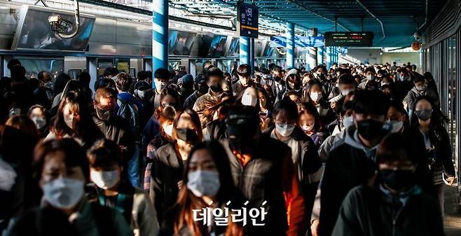 서울 영등포구 신도림역에서 마스크를 쓴 시민들이 전철에서 내리고 있다. ⓒ뉴시스