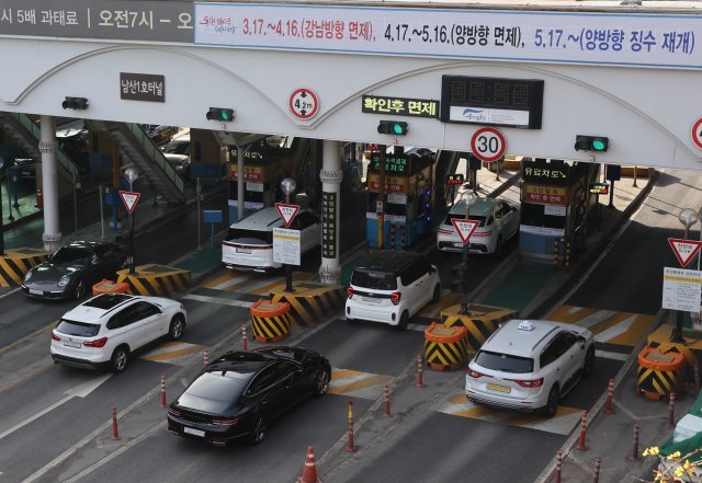 16일 오전 서울 남산1호 터널 요금소를 통해 차량들이 오가고 있다. 뉴스1
