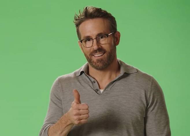 민트 모바일 인수합병 소식을 알리는 배우 라이언 레이놀즈. 사진=민트모바일 트위터