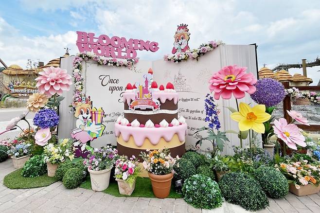 자이언트 플라워와 1주년 기념 케이크가 설치된 포토존./제공=롯데월드 어드벤처 부산