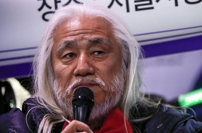 박경석 전국장애인차별철폐연대 공동대표가 지난달 27일 오전 서울 중구 지하철 1호선 시청역 승강장에서 열린 서울시 탈시설장애인 전수조사 표적수사 변질 규탄 기자회견에서 발언하고 있다. /사진=뉴시스