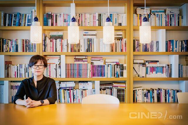 송재정 작가가 작업실 테이블에 앉아있다. 백종헌 <씨네21> 기자.