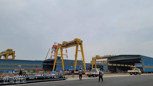 전남 영암군 대불산업단지 내 조선소 협력업체 직원들이 작업장에 복귀하고 있다. 영암=김형준 기자