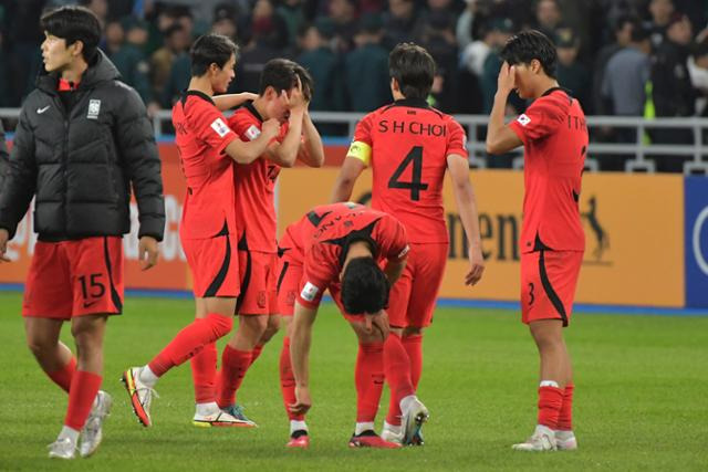 남자 20세 이하(U-20) 축구 대표팀 선수들이 15일우즈베키스탄 타슈켄트의 분요드코르 경기장에서 열린 2023 아시아축구연맹(AFC) U-20 아시안컵 준결승 우즈베키스탄과 경기에서 승부차기 끝에 1-3으로 패한 뒤 아쉬워하고 있다. 한국은 일본과 함께 공동 3위로 대회를 마쳤다. 결승은 오는 18일 우즈베키스탄과 이라크가 치른다. AP 뉴시스