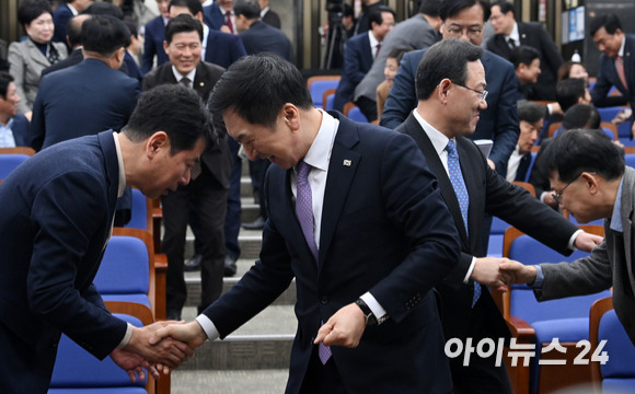 김기현 국민의힘 대표와 주호영 원내대표가 16일 오후 서울 여의도 국회에서 열린 최고위원회의에 참석하며 의원들과 인사하고 있다. [사진=김성진 기자]