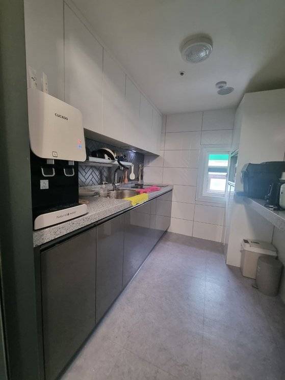 서울의 한 프리미엄 고시원 내부 사진. 공용 세탁실과 부엌 등 취사 시설이 구비돼 있다.