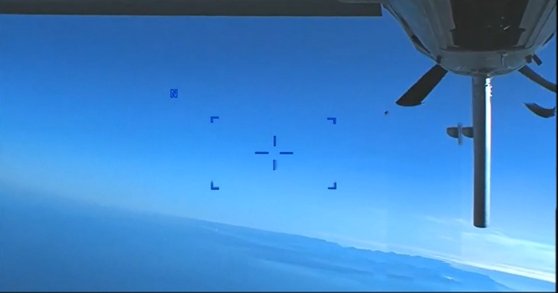 16일(현지시간) 미국 국방부가 공개한 기밀 해제 영상. 지난 14일 흑해 상공에서 정찰 임무를 수행 중이던 MQ-9 '리퍼' 무인기가 추락 직전 촬영한 것으로 러시아 공군 Su-27 전투기와 충돌해 후미의 프로펠러 날개 하나가 휜 모습이 보인다. 미 국방부 영상 캡처