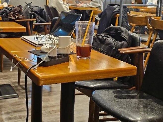 &nbsp;한 카페에서 멀티탭 등을 이용해 전자기기를 충전하고 있는 모습. 보배드림 캡처