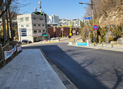 신안초교 정문 앞 보도 보강 및 도로 재포장을 마친 구간 모습. 안양시 제공