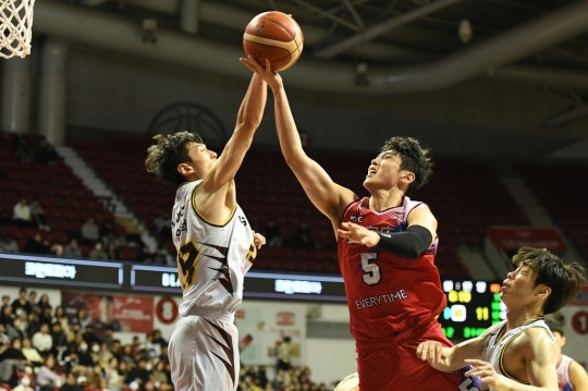 공격하는 변준형과 수비하는 정인덕[KBL 제공]