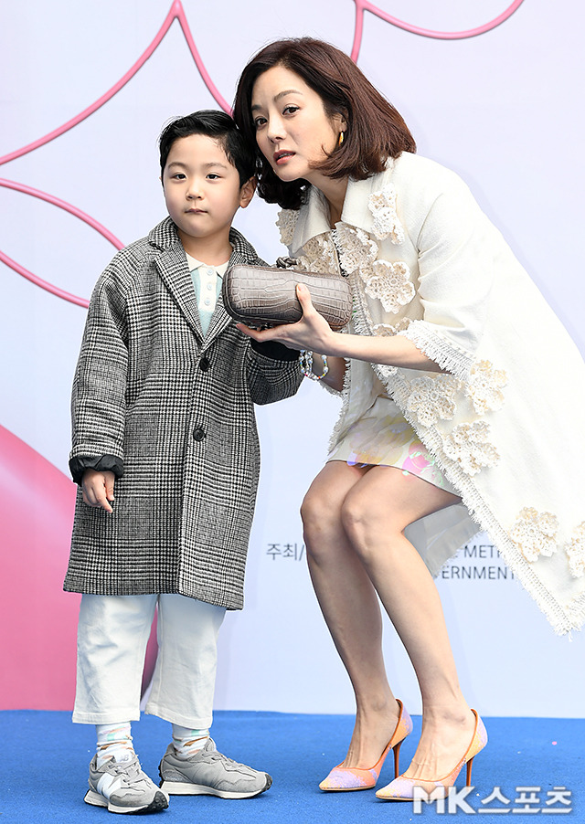  ⁇ 2023 F/W Seoul Fashion Week was held at Seoul Dongdaemun Design Plaza on the 16th.Chae Rim and son have photo time.