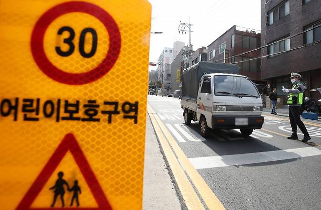 [서울=뉴시스] 조성우 기자 = 3일 오후 서울 중구 충무초등학교 앞에서 경찰이 어린이보호구역(스쿨존) 교통법규 위반 특별단속을 하고 있다. 2023.03.03.