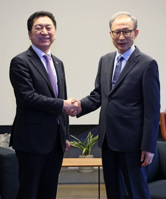 김기현 국민의힘 대표가 15일 오후 서울 강남구 이명박 전 대통령 사저에서 이 전 대통령과 악수를 하고 있다. 뉴시스(국민의힘 제공)