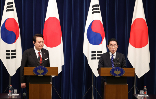 윤석열 대통령(왼쪽)과 기시다 후미오 일본 총리가 공동 기자회견에서 발언하고 있다. 연합뉴스.