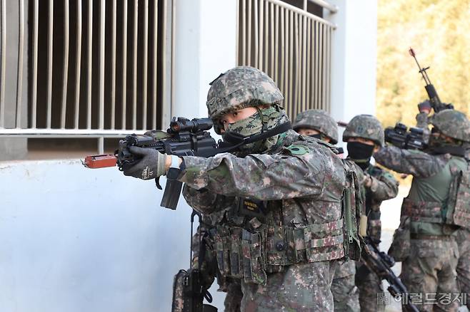 2023 FS/TIGER 연습의 일환으로 13일부터 17일까지 대규모 공정·공중강습훈련 중인 육군2신속대응사단 장병들이 도시지역작전 훈련장에서 공정작전을 펼치고 있다. 육군제공