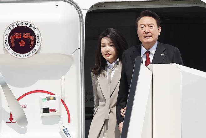 1박2일 일정으로 일본을 방문한 윤석열 대통령과 김건희 여사가 16일 일본 도쿄 하네다공항에 도착, 공군1호기에서 내리고 있다. [연합]