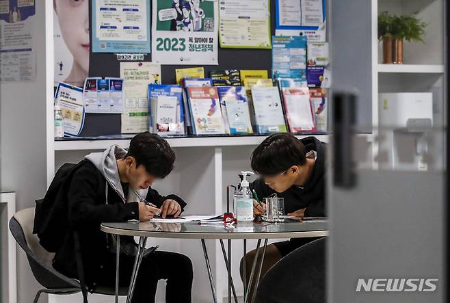 [서울=뉴시스] 정병혁 기자 = 서울 마포구 서울서부고용복지플러스센터를 찾은 구직자들이 일내일배움카드 신청서를 작성하고 있다. 2023.03.15. jhope@newsis.com