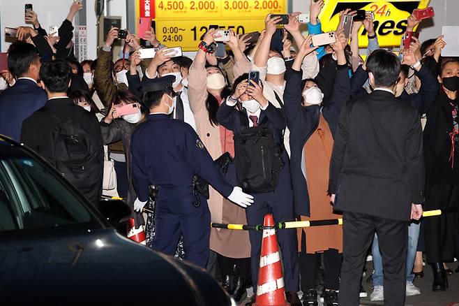 [도쿄=뉴시스] 전신 기자 = 16일 윤석열 대통령과 기시다 후미오 일본 총리가 친교 시간을 갖는 도쿄 한 식당 앞에서 시민들이 스마트폰으로 촬영을 하고 있다. 2023.03.16. photo1006@newsis.com