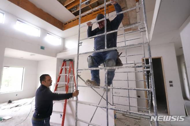 [플래노(텍사스주)=AP/뉴시스]지난해 5월 인부들이 건설 중인 주택에서 작업을 하고 있다. 2022.05.03