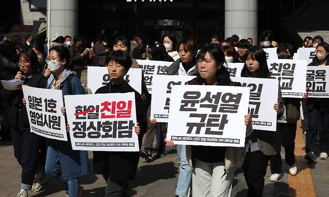 16일 서울 용산역 광장 강제징용노동자 상 앞에서 평화나비네트워크 회원들이 '반성없는 한일정상회담 규탄, 굴욕적 강제동원 해법안 거부 대학생 공동행진'에 참석해 대통령실 방향으로 행진을 시작하고 있다. 연합뉴스