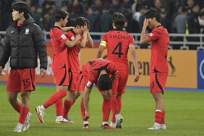 20세 이하(U-20) 축구 대표팀 선수들이 지난 15일 우즈베키스탄 타슈켄트의 분요드코르 경기장에서 열린 2023 아시아축구연맹(AFC) U-20 아시안컵 준결승 우즈베키스탄에 승부차기로 패한 후 아쉬워하고 있다. 타슈켄트=AP뉴시스