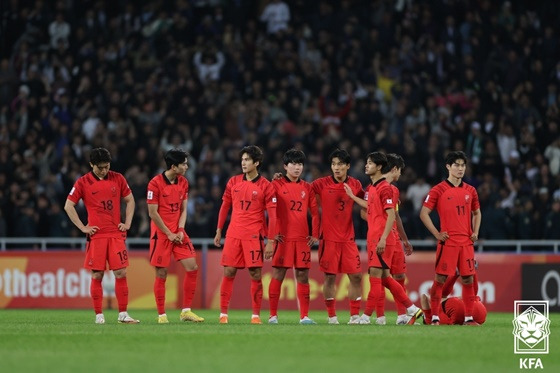 한국 20세 이하(U20) 축구대표팀이 15일(한국시간) 우즈베키스탄 타슈겐트의 밀리 스타디움에서 열린 2023 아시아축구연맹(AFC) U20 아시안컵 4강 우즈베키탄과 경기에서 승부차기에서 패한 뒤 아쉬운 표정을 짓고 있다. /사진=대한축구협회 제공