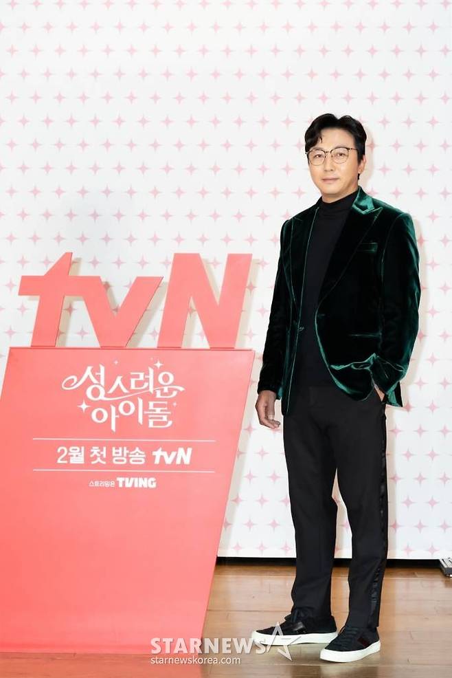 방송인 탁재훈이 8일 오후 온라인으로 진행된 tvN 수목드라마 '성스러운 아이돌' 제작발표회에 참석해 포즈를 취하고 있다.  '성스러운 아이돌'은하루아침에 대한민국 무명 아이돌이 된, 이 세계(우리가 살고 있는 세계와는 다른 세계) 대신관 램브러리의 성스럽고 망측한 연예계 적응기를 그린다. 동명의 인기 웹소설을 원작으로 한다. /사진제공 = tvN /사진=김창현 기자 chmt@
