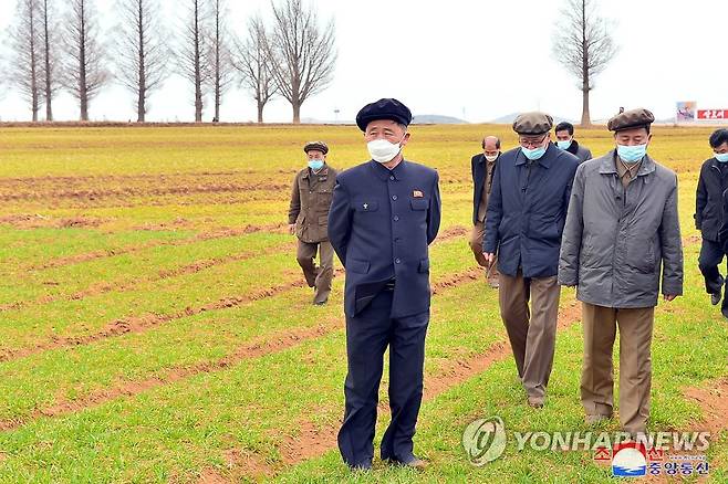 북한 김덕훈 총리, 청단군 읍농장 사업 현지 요해 (평양 조선중앙통신=연합뉴스) 북한 김덕훈 내각총리(왼쪽)가 황해남도 청단군 읍농장 사업을 현지에서 요해(파악)했다고 조선중앙통신이 14일 보도했다. 2023.3.14 
    [국내에서만 사용가능. 재배포 금지. For Use Only in the Republic of Korea. No Redistribution] nkphoto@yna.co.kr