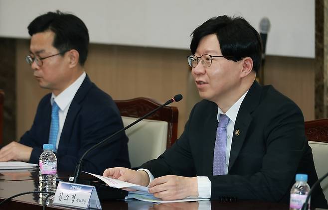발언하는 김소영 금융위 부위원장 (서울=연합뉴스) 김소영 금융위 부위원장이 15일 정부서울청사에서 열린 제3차 은행권 경영·영업 관행·제도 개선 실무작업반 회의에서 발언하고 있다. 2023.3.16 [금융위원회 제공. 재판매 및 DB 금지] photo@yna.co.kr