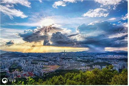 제40회 기상기후 사진·영상 공모전에서 금상을 받은 김진흥 씨의 '한 지붕 두 가족'. [기상청 제공. 재판매 및 DB금지]