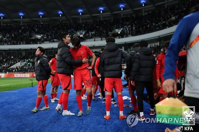 한국 U-20 아시안컵 준결승전 패배 (서울=연합뉴스) 15일(현지시간) 우즈베키스탄 타슈켄트 분요드코르 스타디움에서 열린 2023 아시아축구연맹(AFC) U-20 아시안컵 4강전 한국과 우즈베키스탄의 경기.
    한국 선수들이 승부차기 접전 끝 패한 뒤 아쉬워하고 있다. 2023.3.16 [대한축구협회 제공. 재판매 및 DB 금지] photo@yna.co.kr